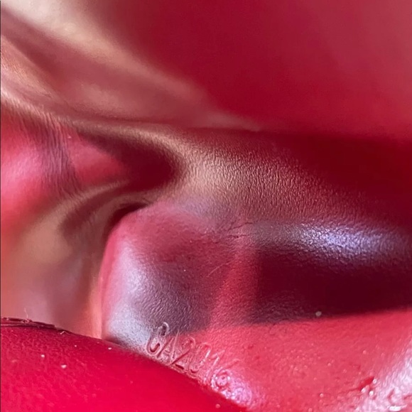 โญ๏ธSOLDโญ๏ธ Vintage Louis Vuitton 4-Key Keyholder in Cherry Vernis Leather - Picture 7 of 8